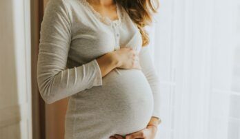V tehotenstve rastie potreba príjmu kyselín EPA a DHA. Ako ovplyvňujú vývoj bábätka?