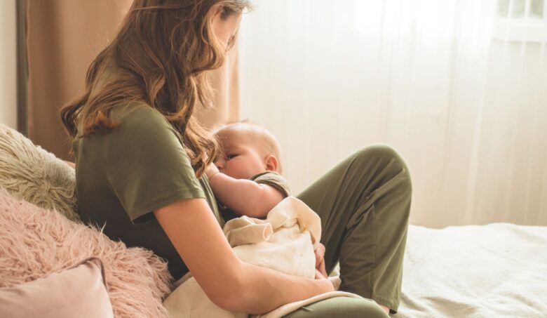 Kontakt matky a bábätka koža na kožu je kľúčový nielen pre dojčenie, hovorí lekárka