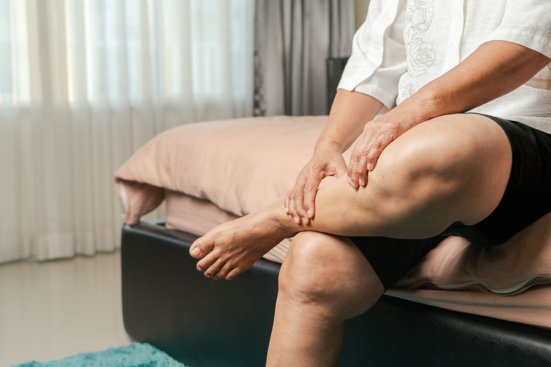 Судороги у пожилых женщин причины и лечение. Пожилая женщина с болью в ногах. Массаж ног пожилым женщинам.