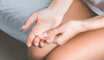 Tŕpnutie rúk môže byť predzvesťou vážnejšieho problému. Čo pomáha?
