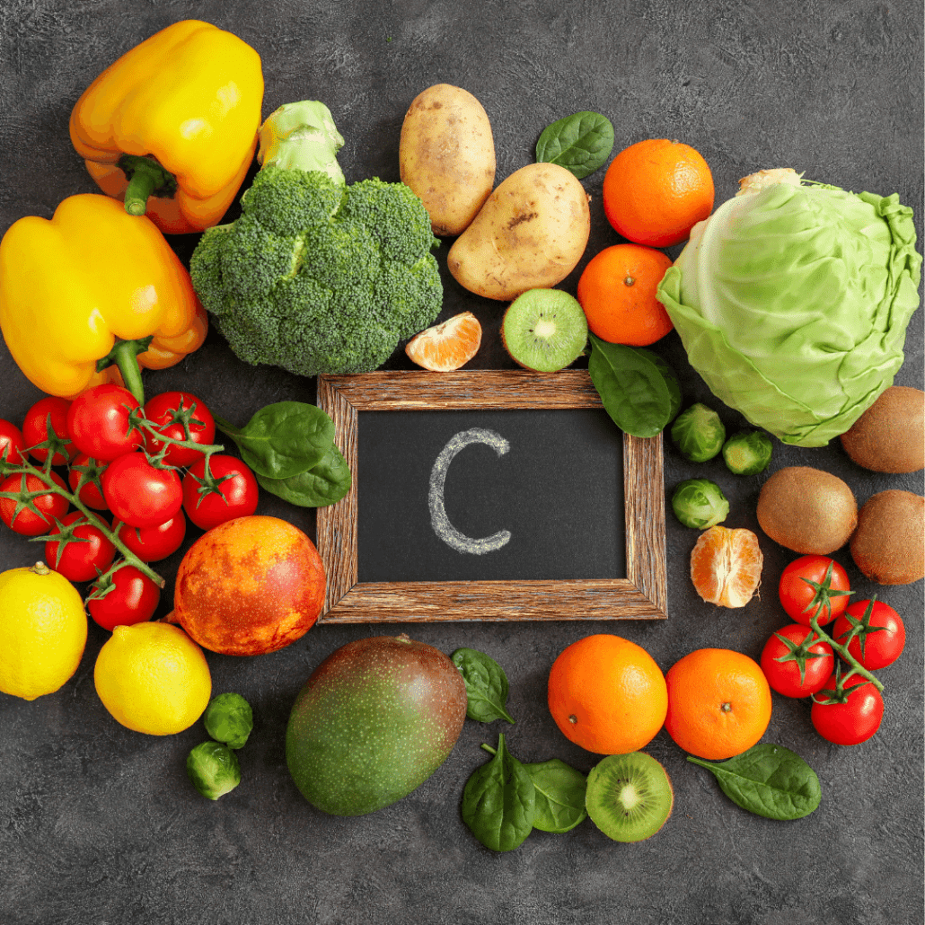 Tabuľka s nápisom C okolo ktorej je položené rôzne ovocie a zelenina ako: citrusy, rajčiny, paprika, zemiaky.