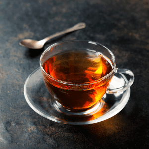 Šálka so šafránovým čajom, ktorý je veľmi jednoduchý na prípravu.