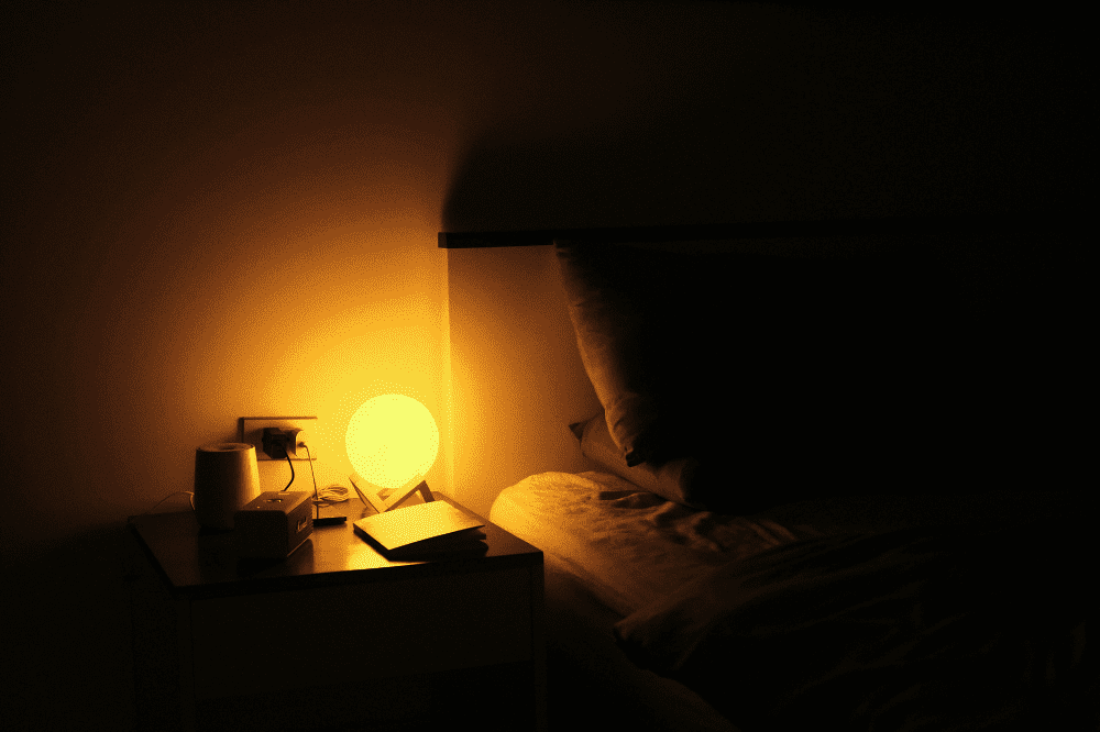 Pri posteli svieti lampa s teplým svetlom, ktorá nenarúša spánok a cirkadianny rytmus a preto je kvalita spánku lepšia a oči ráno nie sú unavené.