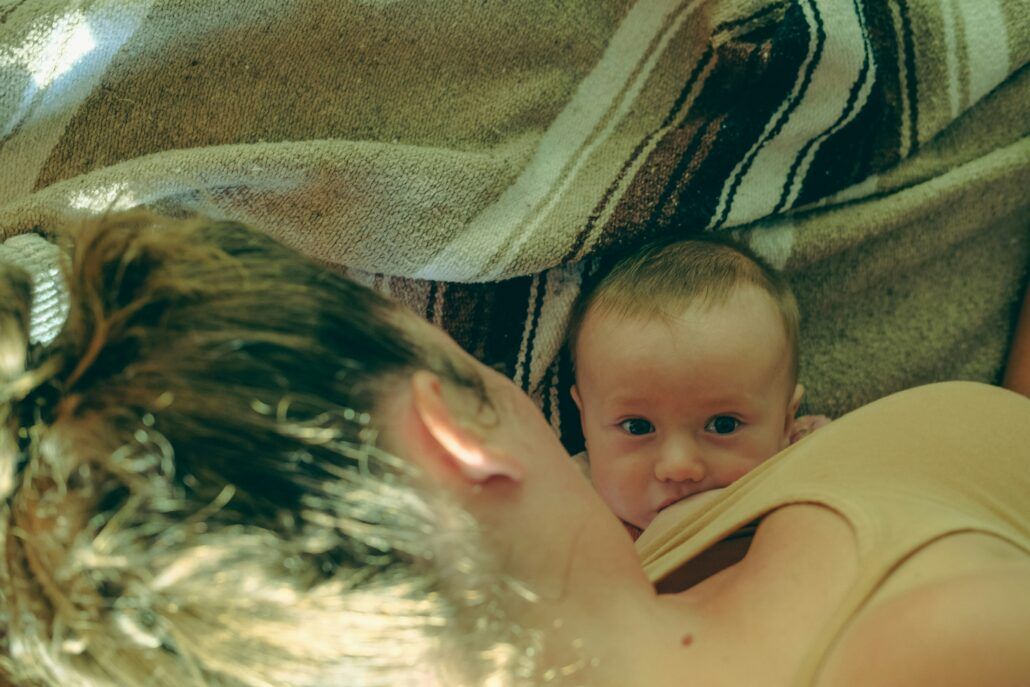 Žena leží a na jej prsiach má hlavu jej dieťa. Žena si uvedomuje, že jej telo sa po pôrode zmenilo a musí mu venovať starostlivosť.
