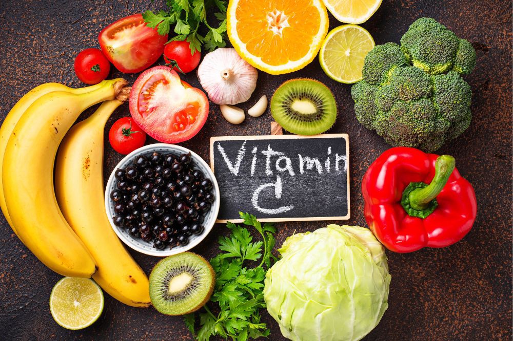 Okolo tabuľky vitamín C, ktorý je vitamínom rozpustným vo vode je ovocie a zelenina: banány, paradajky, paprika, kiwi, kapusta.