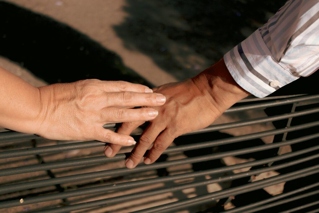 Pohľad na dve ruky, ktoré sa dotýkajú a predstavujú intimitu v staršom veku, kedy dochádza k zníženiu libida v menopauze.