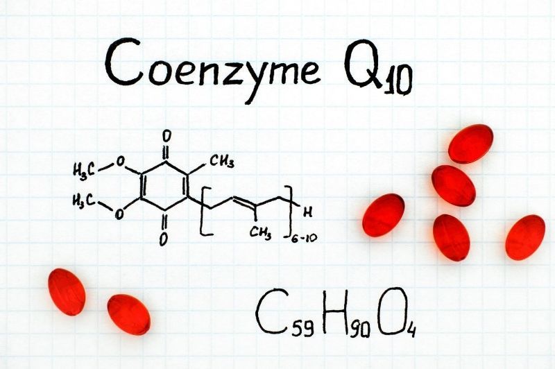 Koenzým Q10 - červené kapsule a vzorec koenzýmu q10