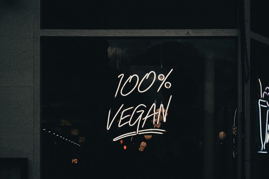 Na okne výkladu je nápis 100 % vegan, čo znamená, že ponúkajú veganské produkty, ktoré ale neobsahujú celú škálu vitamínov a minerálov, ktoré telo potrebuje.