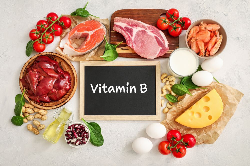 Okolo tabuľky vitamín B, ktorý je vitamínom rozpustným vo vode sú potraviny: losos, syr, vajcia, pečeň.