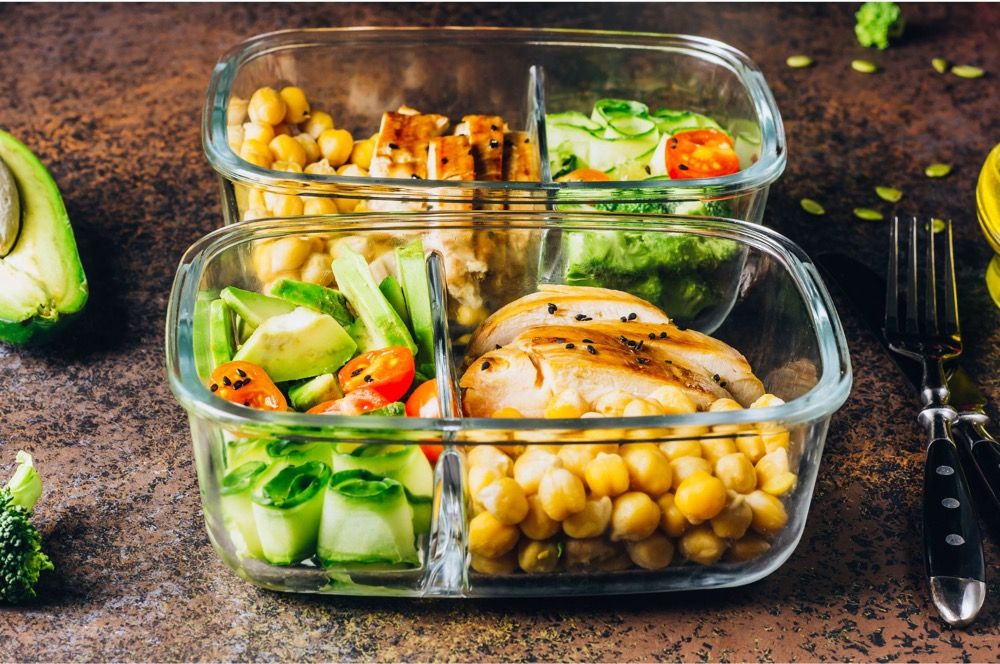 V sklenených nádobách je pripravené jedlo plné kvalitných zdrojov bielkovín ako je mäso či cícer.