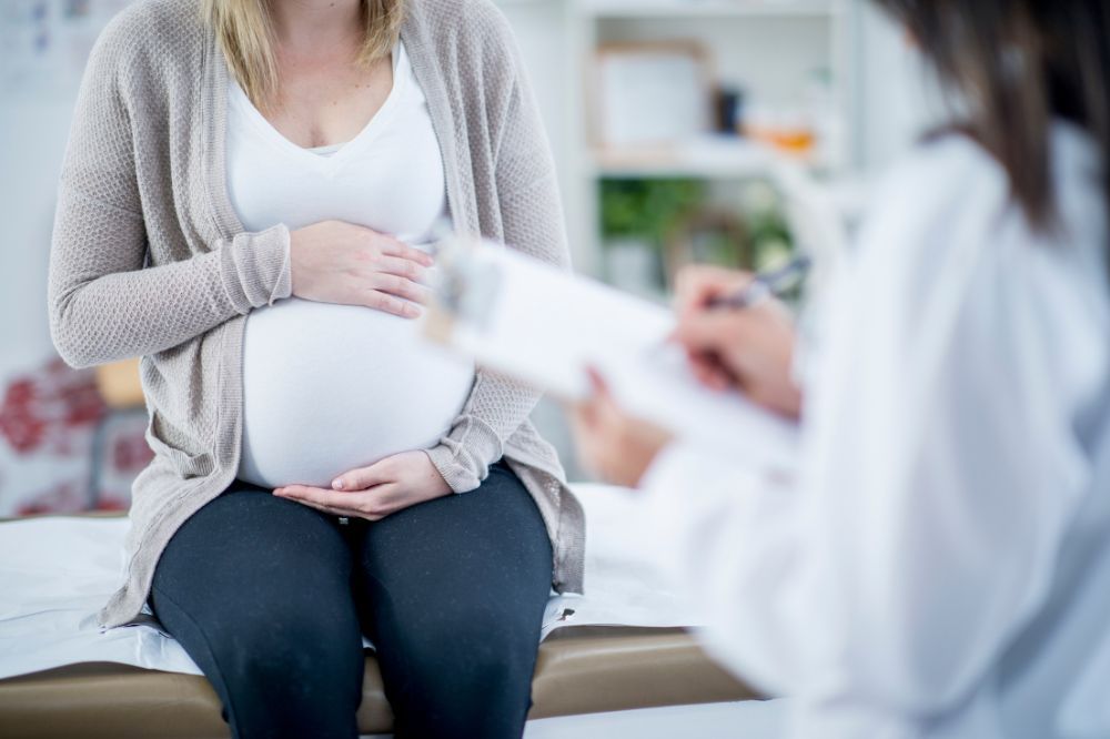 Lekárka vysvetľuje tehotnej žene, že placenta môže byť v zlej časti maternice.