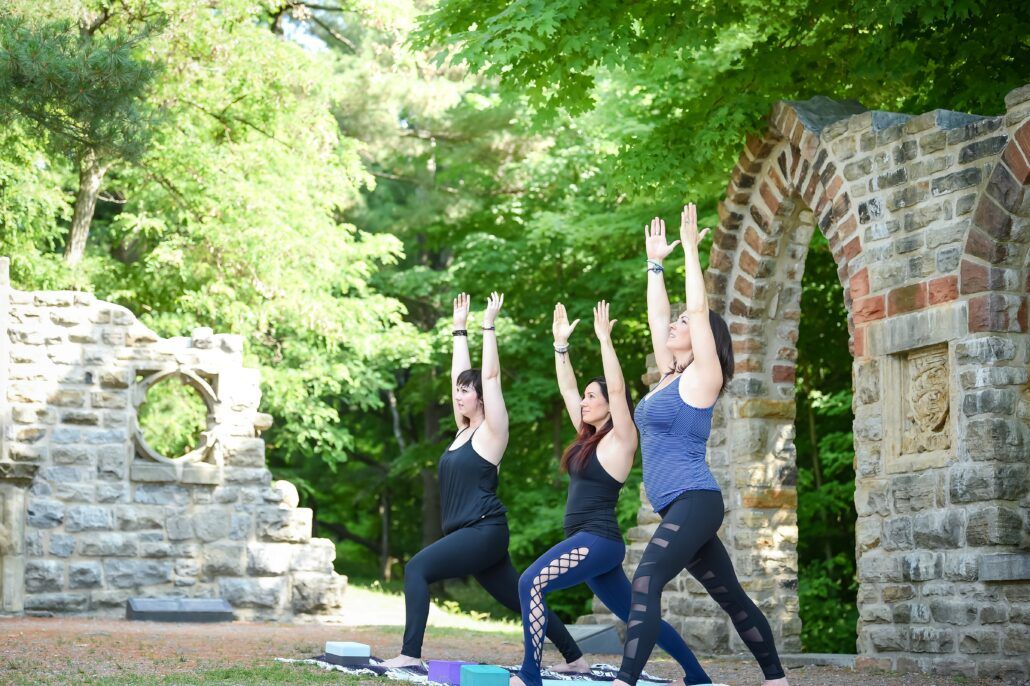 Tri ženy cvičia vonku, v lete jogu a tým podporujú svoju imunitu prostredníctvom pohybu. 