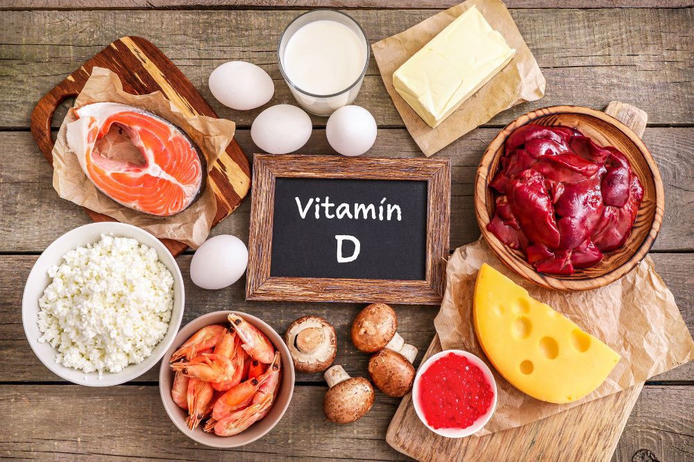 Zdroje vitamínu D: Losos, syr, mlieko, vajcia, maslo, tvaroh, šampiňóny.