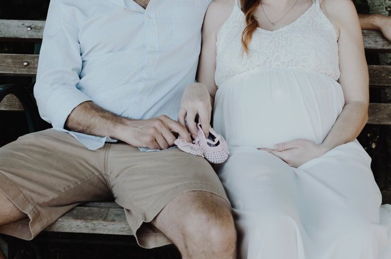 Koenzým Q10 - mužská plodnosť: manželský pár držiaci sa za ruky