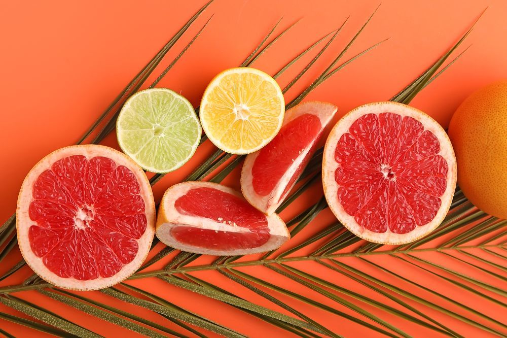 Na oranžovom podklade sú rôzne druhy citrusov ako prevencia.