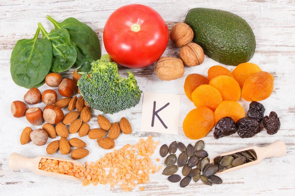 Zdroje vitamínu K: Rajčiny, avokádo, špenát, semienka, sušené ovocie, orechy, brokolica.