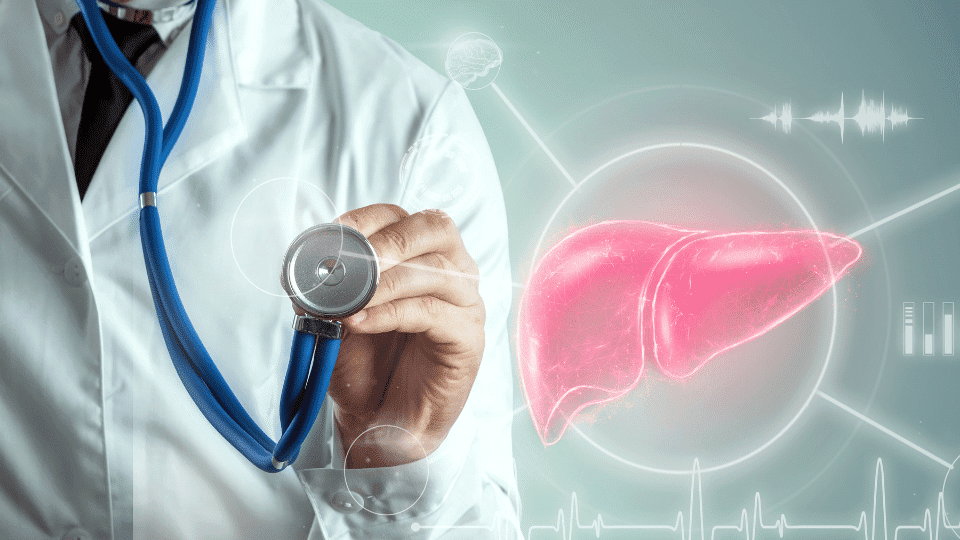 Doktor robí diagnostiku a vyšetruje pečeň.