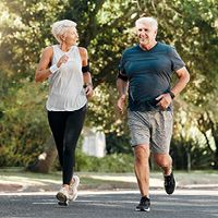 Aktívni seniori pri behu v prírode – podpora vitality a aktívneho životného štýlu s GS Extra Strong Multivitamín.