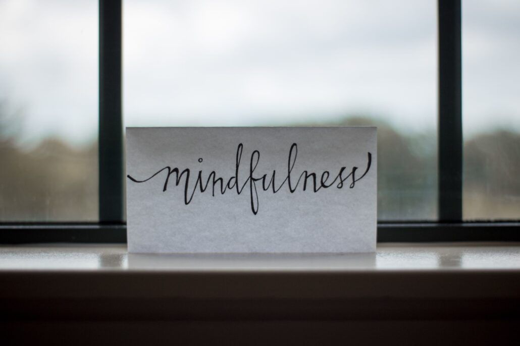 Mindfulness - nápis na papieri položený na okne